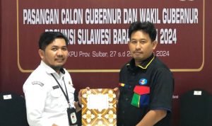 Umar Ketua Kami PHS saat menerima Berkas di KPU Sulbar